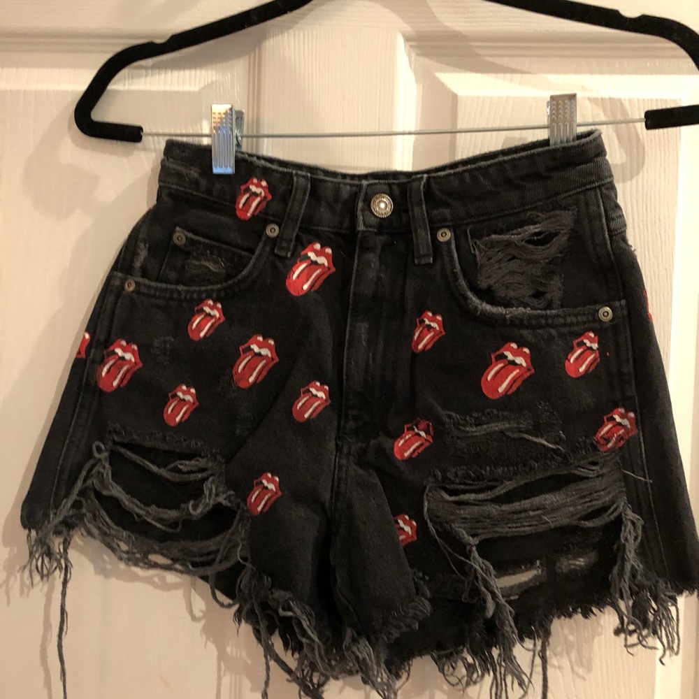 Rolling stone style Daisy Duck shorts black with red tongue